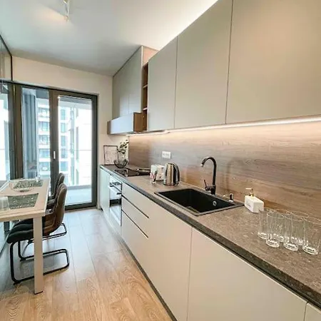 Апартаменты Glamorous 1br W/free Parking