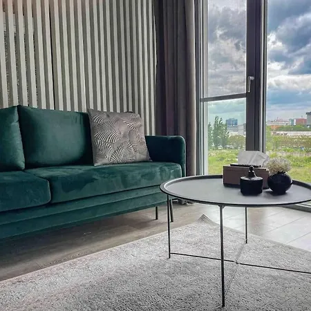 Glamorous 1br W/free Parking Appartement *